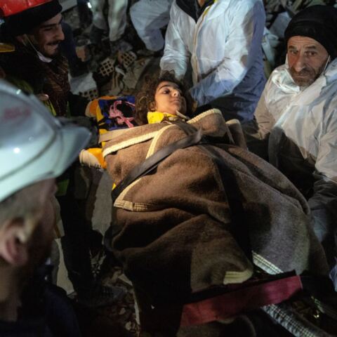 Διασώστες βγάζουν από τα χαλάσματα νεαρό παιδί