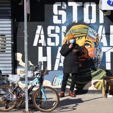 «Stop Asian Hate»: Τι έχει αλλάξει από την εποχή του «κίτρινου κινδύνου»;