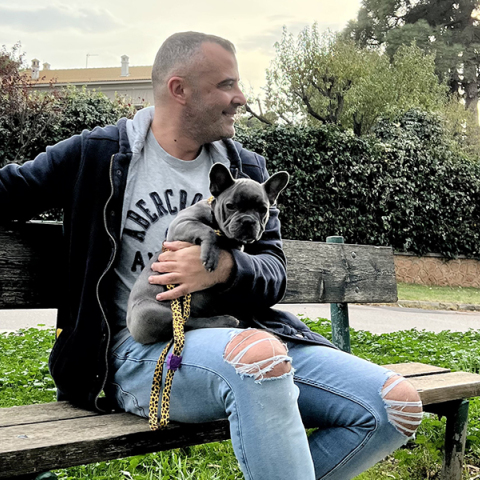 Ο εκδότης των Bell, Χάρης Νικολάκης. Ο εκδότης των Bell, Χάρης Νικολάκης. 