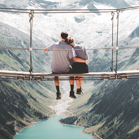 Ζευγάρι πάνω σε γέφυρα