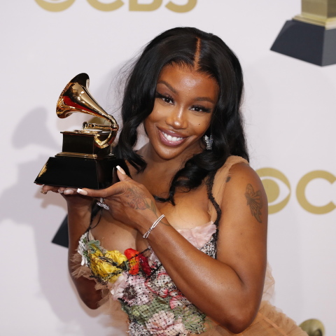 H SZA ποζάρει με το βραβείο Grammy που κέρδισε