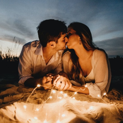 Η διευθύντρια του Βιοχημικού Εργαστηρίου του τμήματος Χημείας του ΑΠΘ, Δώρα Χόλη - Παπαδοπούλου, εξηγεί βήμα προς βήμα πώς δημιουργείται ο κεραυνοβόλος έρωτας.