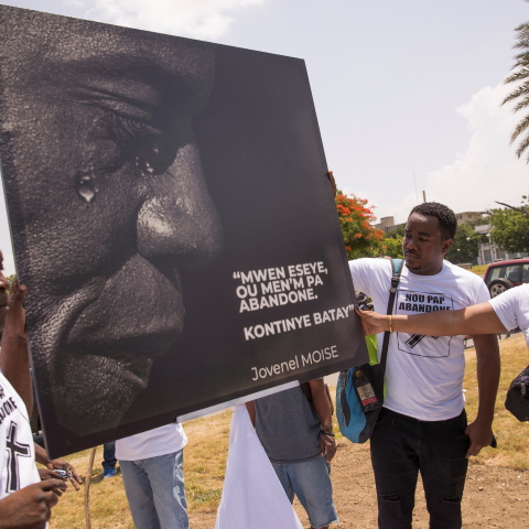 Πορτρέτο του δολοφονημένου προέδρου της Αϊτής, Jovenel Moïse, στα χέρια πολιτών 