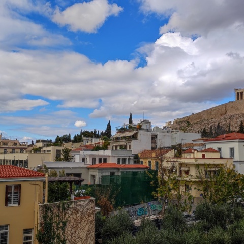 Σύννεφα στον ουρανό της Αθήνας - Στα δεξιά η Ακρόπολη