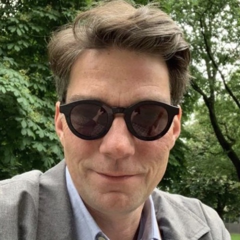 Γερμανική όπερα έθεσε σε διαθεσιμότητα τον διευθυντή μπαλέτου της επειδή λέρωσε το πρόσωπο δημοσιογράφου με περιττώματα σκύλου, μετά από αρνητική κριτική.