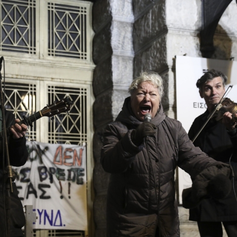 Ο Μάνος Βουλαρίνος σχολιάζει τη στάση καλλιτεχνών σε συναυλίες «διαμαρτυρίας» και «αλληλεγγύης», και την αντίληψη περί προοδευτικότητας στην Ελλάδα.