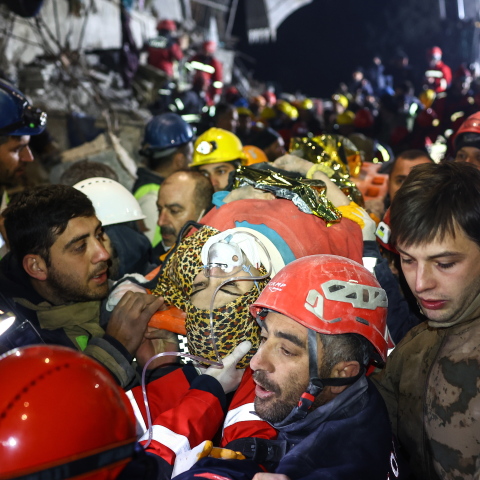 Διασώστες βγάζουν από τα χαλάσματα ακόμα μία γυναίκα