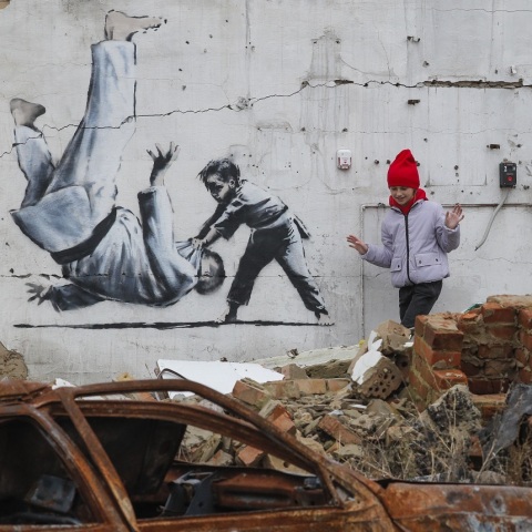 Banksy: Με αφορμή τη νέα του τοιχογραφία για την οικογενειακή βία, αναδρομή στο έργο του αινιγματικού καλλιτέχνη που κάνει αντάρτικο πόλης μέσω της street art.