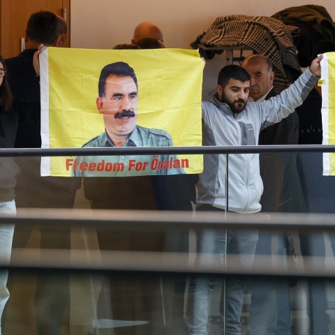 Ευρωπαϊκό Κοινοβούλιο: Κούρδοι διαδηλωτές μπήκαν στην αίθουσα της Ολομέλειας και φώναξαν συνθήματα υπέρ του Οτσαλάν - Φυγαδεύτηκε η Ρομπέρτα Μετσόλα.