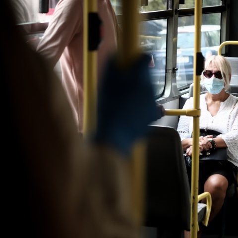 Γυναίκα με μάσκα στα Μέσα Μαζικής Μεταφοράς