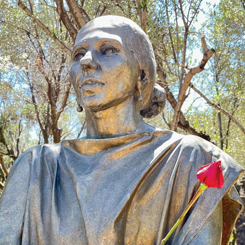 Το τριαντάφυλλο της παρηγοριάς για την ημέρα του Αγίου Βαλεντίνου στο άγαλμα της Κάλλας