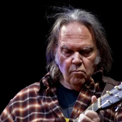 Ο Neil Young ανακοινώνει την πρώτη του συναυλία από το 2019