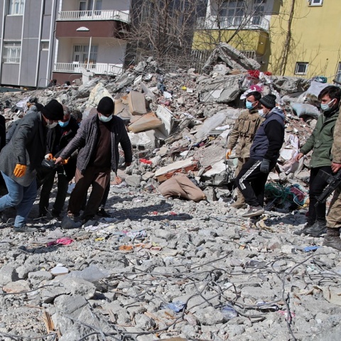 Σεισμός στην Τουρκία - Μεταφορά ατόμου από τα χαλάσματα