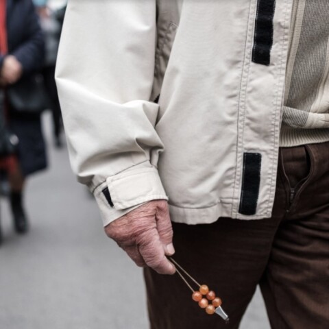 Συνταξιούχος με κομπολόι στο χέρι