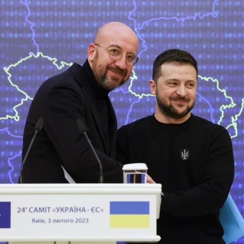 Ο πρόεδρος του Ευρωπαϊκού Συμβουλίου Σαρλ Μισέλ δηλώνει ότι η ΕΕ πρέπει να παραδώσει τον εξοπλισμό για την εκδίωξη των ρωσικών στρατευμάτων από την Ουκρανία. 