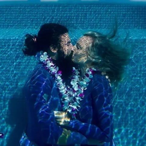 Ρεκόρ Γκίνες για το πιο παρατεταμένο υποβρύχιο φιλί κατέρριψαν δύο ερωτευμένοι ανήμερα του Αγίου Βαλεντίνου - Η ιστορία του ρομαντικού εγχειρήματος.