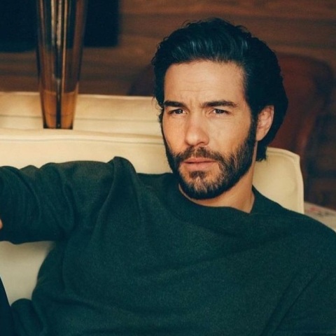 Ο βραβευμένος ηθοποιός Ταχάρ Ραχίμ θα ερμηνεύσει τον Σαρλ Αζναβούρ σε κινηματογραφική ταινία για τη ζωή του εμβληματικού Γαλλοαρμένιου τραγουδιστή.