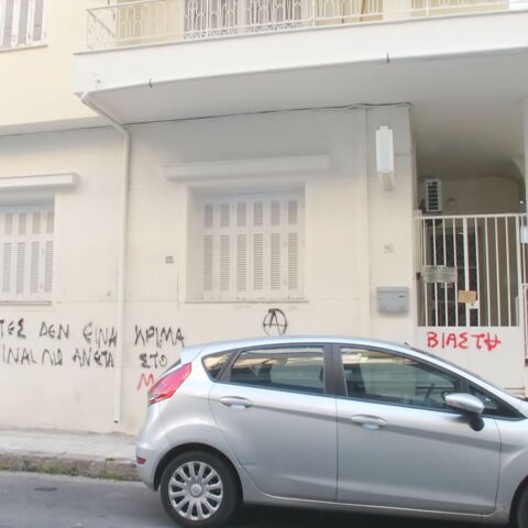 Βιασμός 12χρονης στον Κολωνό: Συνθήματα έξω από ιατρείο του 65χρονου συλληφθέντα