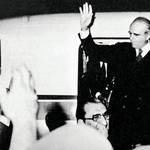 Ο Κ. Καραμανλής επιστρέφει στην Ελλάδα τον Ιούλιο του 1974