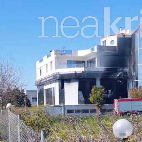 Το κτίριο της αντιπροσωπείας αυτοκινήτων όπου ξέσπασε φωτιά στο Τυμπάκι της Κρήτης