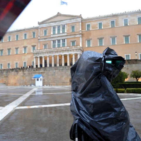 Ο Παντελής Καψής σχολιάζει τη λειτουργία των ΜΜΕ στην Ελλάδα και τα δύο αφηγήματα για την ενημέρωση.