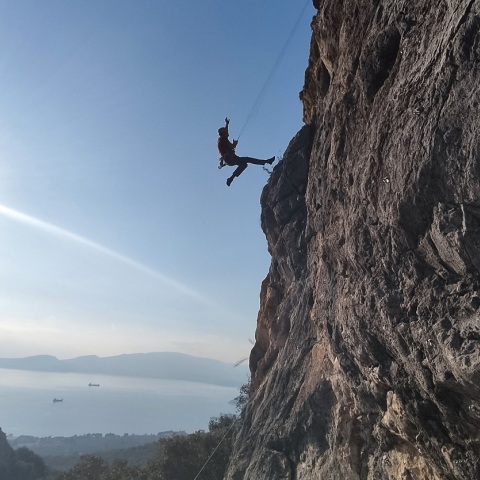 Νικόλαος Μαγγίτσης: Ο μοναδικός Έλληνας αναρριχητής που πάτησε στην υψηλότερη κορυφή κάθε ηπείρου, μιλάει για τα περιπετειώδη ταξίδια του.