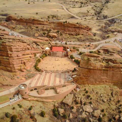 H ιστορία του υπαίθριου αμφιθεάτρου Red Rocks στις ΗΠΑ, χτισμένου πάνω σε βράχους - Φιλοξενεί συναυλίες και παραστάσεις από το 1906 - Οι ιστορικές rock συναυλίες που συνέβησαν