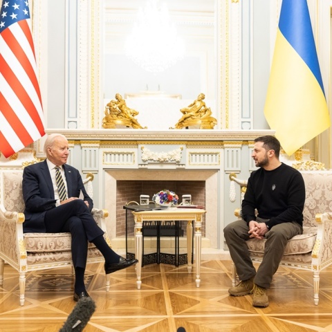 Ο πρόεδρος των ΗΠΑ, Τζο Μπάιντεν, με τον πρόεδρο της Ουκρανίας, Βολοντίμιρ Ζελένσκι