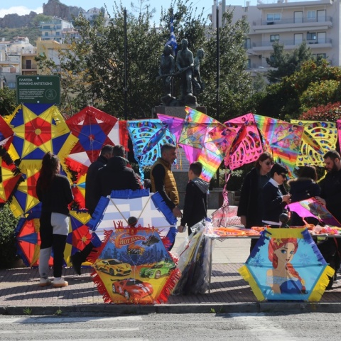 Χαρταετοί παραταγμένοι από πλανόδιο πωλητή για το έθιμο της Καθαράς Δευτέρας