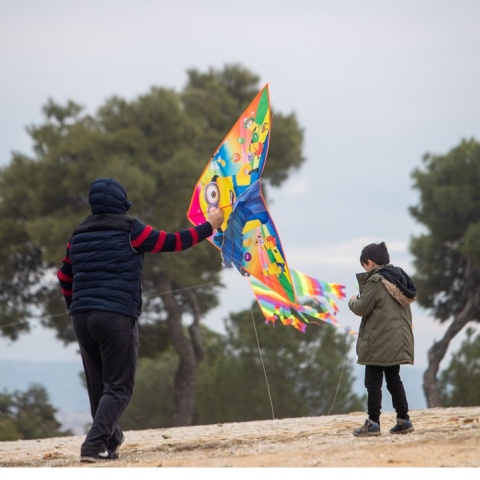 Καθαρά Δευτέρα - Παιδί με γονέα στα Κούλουμα