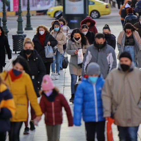 Πολίτες με μάσκες προστασίας από τον κορωνοϊό στο κέντρο της Αθήνας