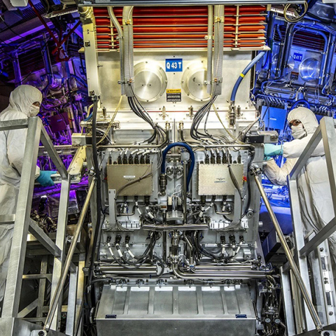 Οι επιστήμονες του Εθνικού Εργαστηρίου Lawrence Livermore, χρησιμοποιώντας λέιζερ υψηλής ισχύος κατόρθωσαν να μεταστοιχειώσουν υδρογόνο (σε κατάλληλη μορφή) σε ήλιο, μέσω πυρηνικής σύντηξης