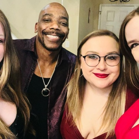 Η οικογένεια Ντέιβις από τις ΗΠΑ έγινε viral - Ο σύζυγος μένει στο σπίτι ενώ οι τρεις σύντροφοί του έχουν επαγγέλματα πλήρους απασχόλησης.