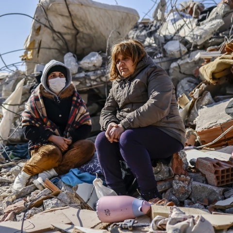 Πληγέντες πάνω από τα χαλάσματα του φονικότατου σεισμού που έπληξε πριν από δύο εβδομάδες την Τουρκία