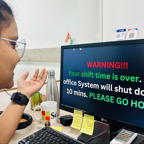 Ινδική εταιρεία τεχνολογίας αναγκάζει το προσωπικό της να πάει σπίτι εγκαίρως - Το καθημερινό πολύχρωμο μήνυμα στους υπολογιστές των εργαζόμενων.