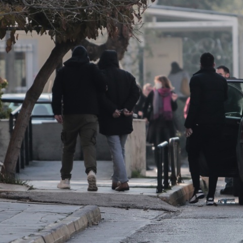 Βιασμός 12χρονης στον Κολωνό: Δύο ακόμη κατηγορούμενοι οδηγούνται στη φυλακή