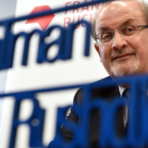 Ιράν: Ίδρυμα δωρίζει 1.000 τετραγωνικά μέτρα γης στον δράστη της επίθεσης εναντίον του Σαλμάν Ρουσντί - Επί 33 χρόνια στόχος των φονταμενταλιστών ο συγγραφέας.