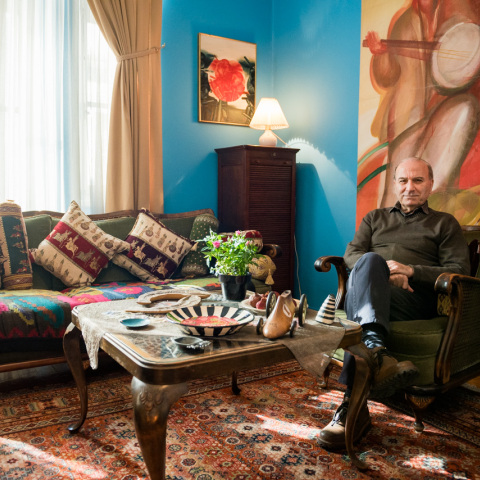 Ο Θεόδωρος Τερζόπουλος στο γραφείο του στο θέατρο Άττις