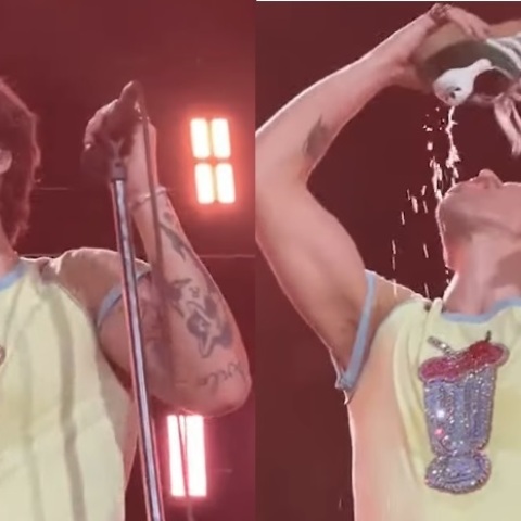 Δείτε τον Harry Styles να πίνει από το παπούτσι του σε μια συναυλία στην Αυστραλία