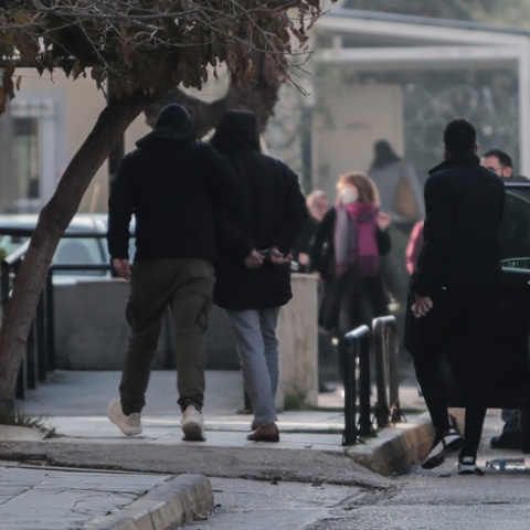 Κατηγορούμενος οδηγείται στον ανακριτή για την υπόθεση βιασμού της 12χρονης στον Κολωνό