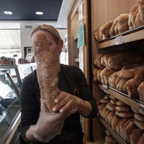 Λαγάνα στα χέρια υπαλλήλου αρτοποιείου 