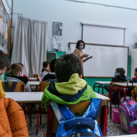 Δασκάλα εν ώρα μαθήματος μέσα σε τάξη με παιδιά