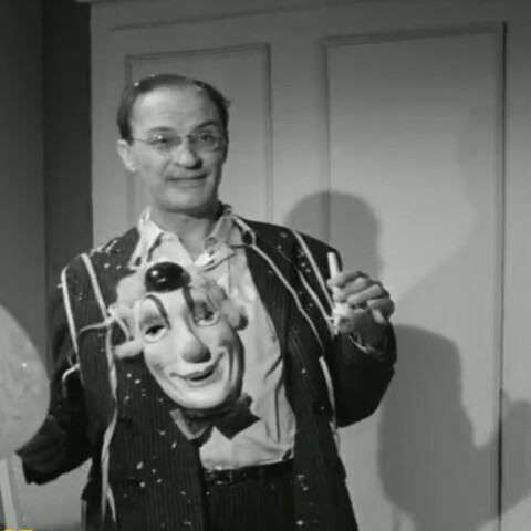 Ο Ντίνος Ηλιόπουλος σε αποκριάτικη σκηνή της Finos Film