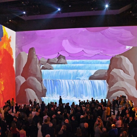 «Bigger & Closer (not smaller & further away)»: Μια φαντασμαγορική έκθεση στο Λονδίνο για τη ζωή και το έργο του βρετανού ζωγράφου Ντέιβιντ Χόκνεϊ.