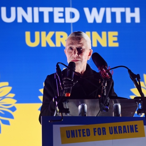 Η Έλεν Μίρεν σε αγρυπνία στο Λονδίνο για τον έναν χρόνο πολέμου στην Ουκρανία