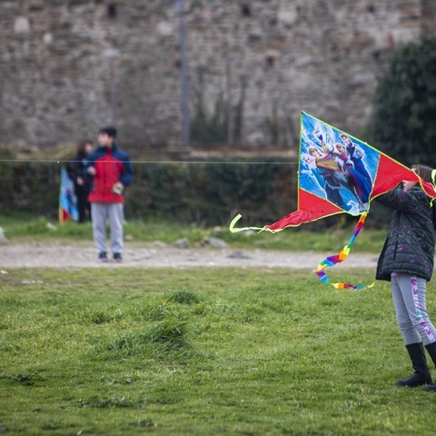 Παιδί κρατά τον χαρταετό του