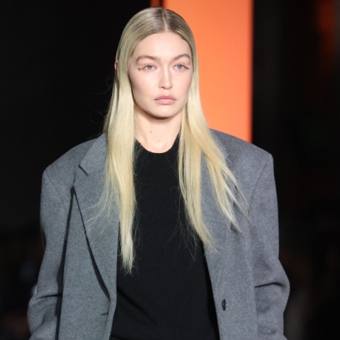 Η Gigi Hadid στην πασαρέλα FW23 της Prada