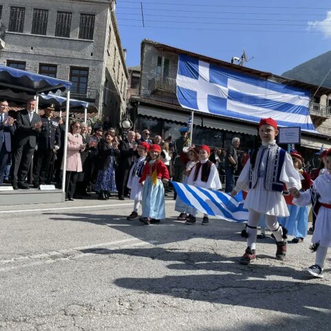 Η σύζυγος του πρωθυπουργού, Μαρέβα Γκραμπόφσκι-Μητσοτάκη, επισκέφτηκε την Κόνιτσα - Οι εορτασμοί και η παρέλαση για την επέτειο της απελευθέρωσης από τον τουρκικό ζυγό