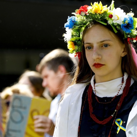Προσφυγόπουλο από την Ουκρανία φορά την παραδοσιακή φορεσιά σε εκδήλωση στις Βρυξέλλες