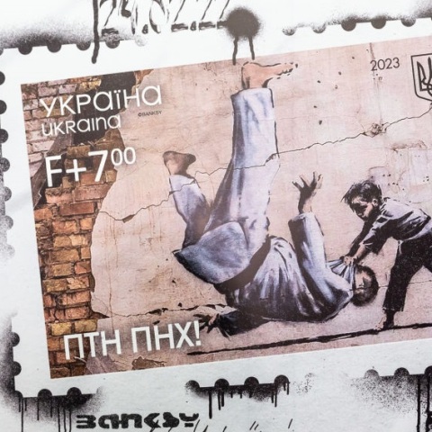 Τοιχογραφία του διάσημου street artist Banksy έγινε γραμματόσημο στην Ουκρανία - Κυκλοφόρησε με αφορμή την επέτειο της εισβολής και στέλνει μήνυμα στον Πούτιν.